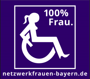 Piktogramm einer Frau im Rollstuhl, weiß auf dunkel-lila Hintergrund, Überschrift: 100% Frau