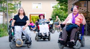 Frauen draußen im Rollstuhl