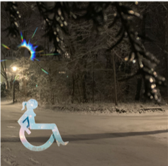 Eine verschneite Straße mit Bäumen im Hintergrund bei Dunkelheit. Eine Straßenlaterne leutet hell auf der linken Seite, mit einem Lichtkranz. Links unten im Bild "fährt" auf der Straße das Piktogramm Rollifrau, hellblau-glitzernd gefärbt.