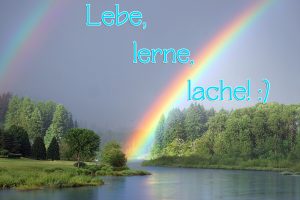 Doppel-Regenbogen über einem Flusslauf im Wald. Darüber steht: Lebe, lerne, lache!